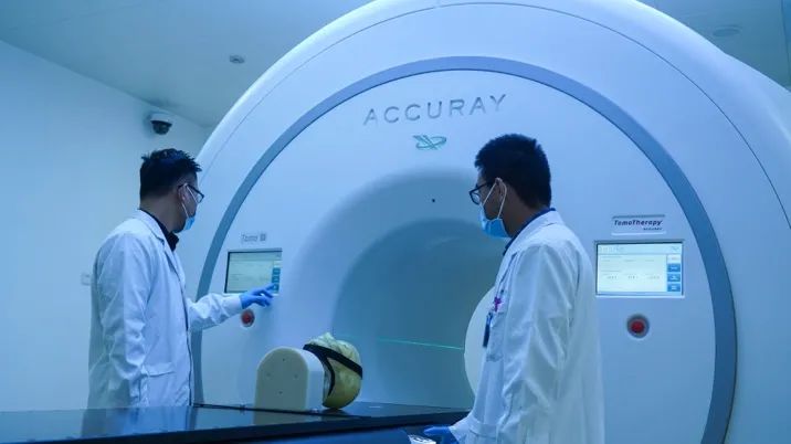 广州日报|精准打击肿瘤!螺旋断层放疗系统落户广州这家医院 广州日报|精准打击肿瘤!螺旋断层放疗系统落户广州这家医院