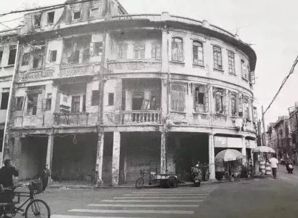 1931年,周恩来在汕头一旅店休息,看到墙上黄埔合影照,立刻转移 1931年,周恩来在汕头一旅店休息,看到墙上黄埔合影照,立刻转移