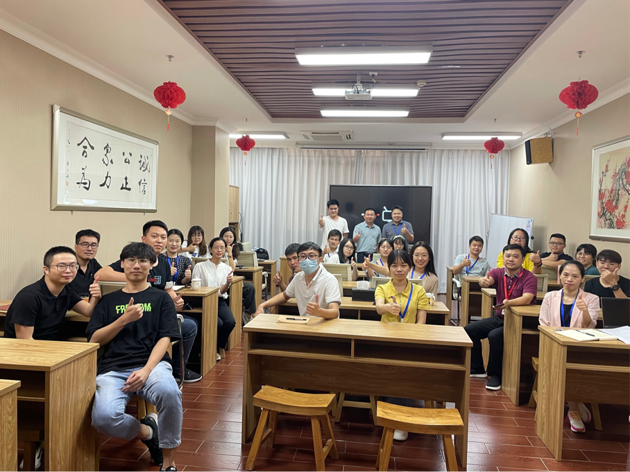 4001百老汇邀请行业专家举办电梯知识专题培训