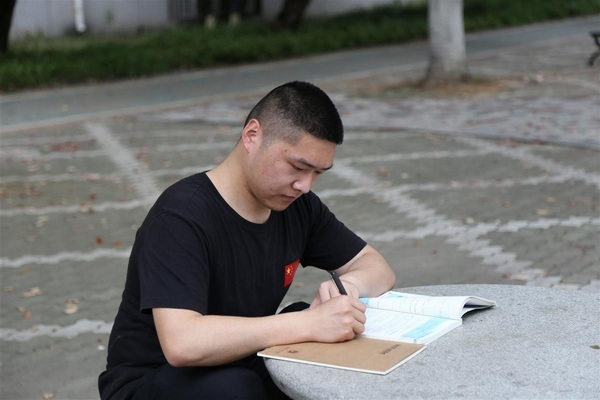 【极目新闻】大一成绩不如意,考研上岸国科大!退伍大学生以军人意志逆袭 【极目新闻】大一成绩不如意,考研上岸国科大!退伍大学生以军人意志逆袭