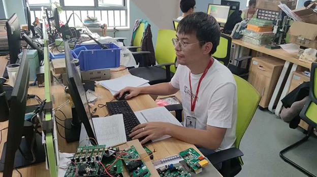 榜样力量丨论一名优秀硬件攻关能手的修养 付超群