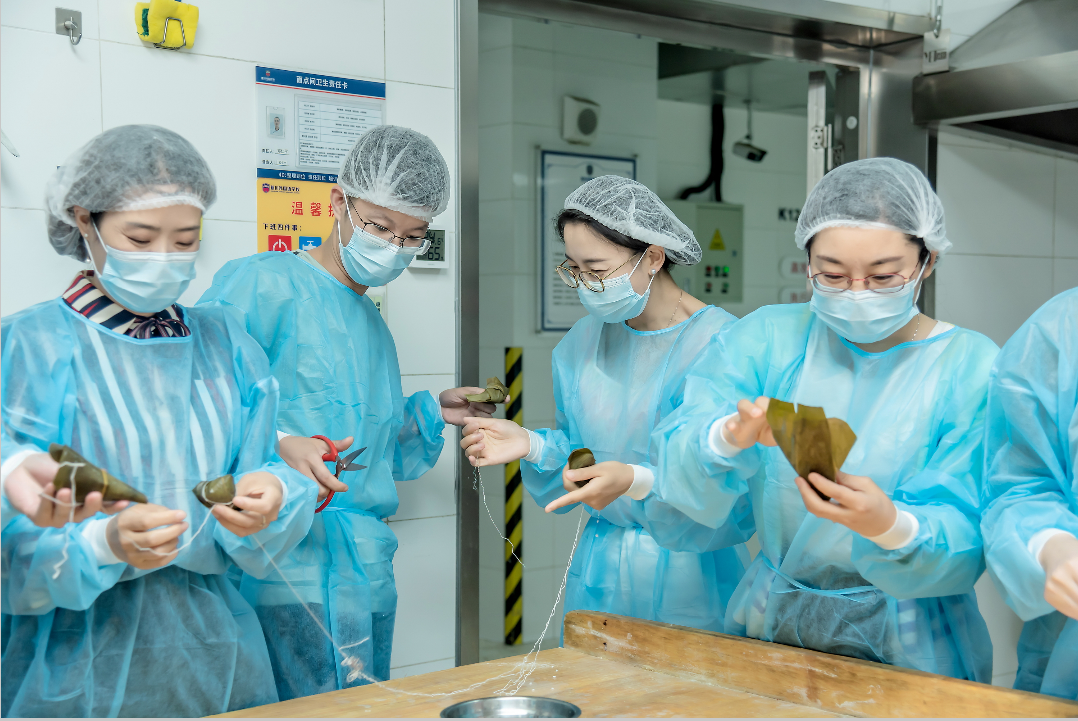 中考在即,校长老师亲自下厨,给学生包粽子! 中考在即,校长老师亲自下厨,给学生包粽子!