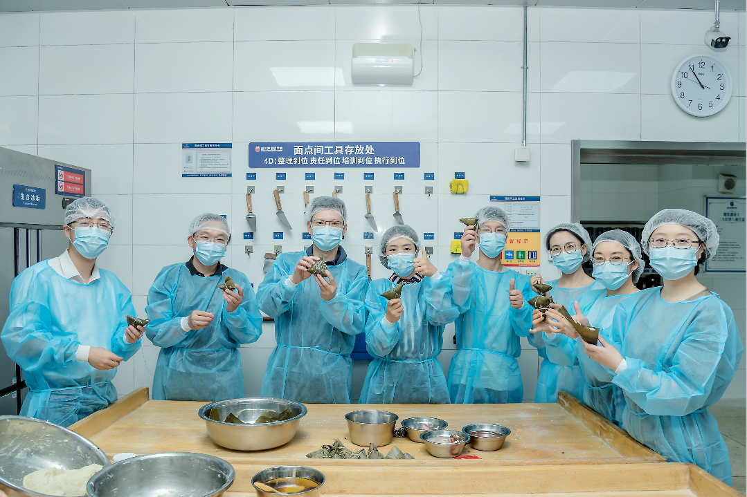 中考在即,校长老师亲自下厨,给学生包粽子! 中考在即,校长老师亲自下厨,给学生包粽子!