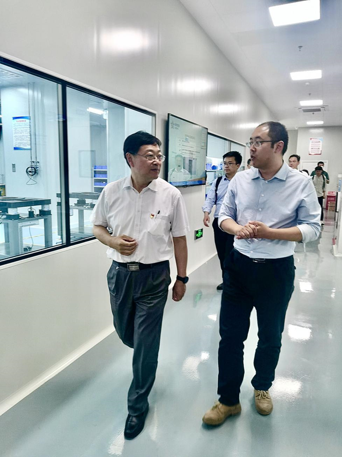 中国钢研党委常委、副总经理艾磊赴纳克微束开展主题教育专题调研