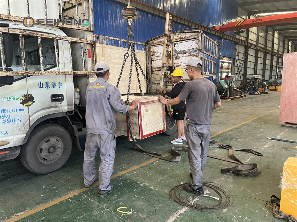 喜訊！熱烈慶祝飛宏1套智能鋼筋調(diào)直切斷機設(shè)備裝車完畢順利發(fā)出