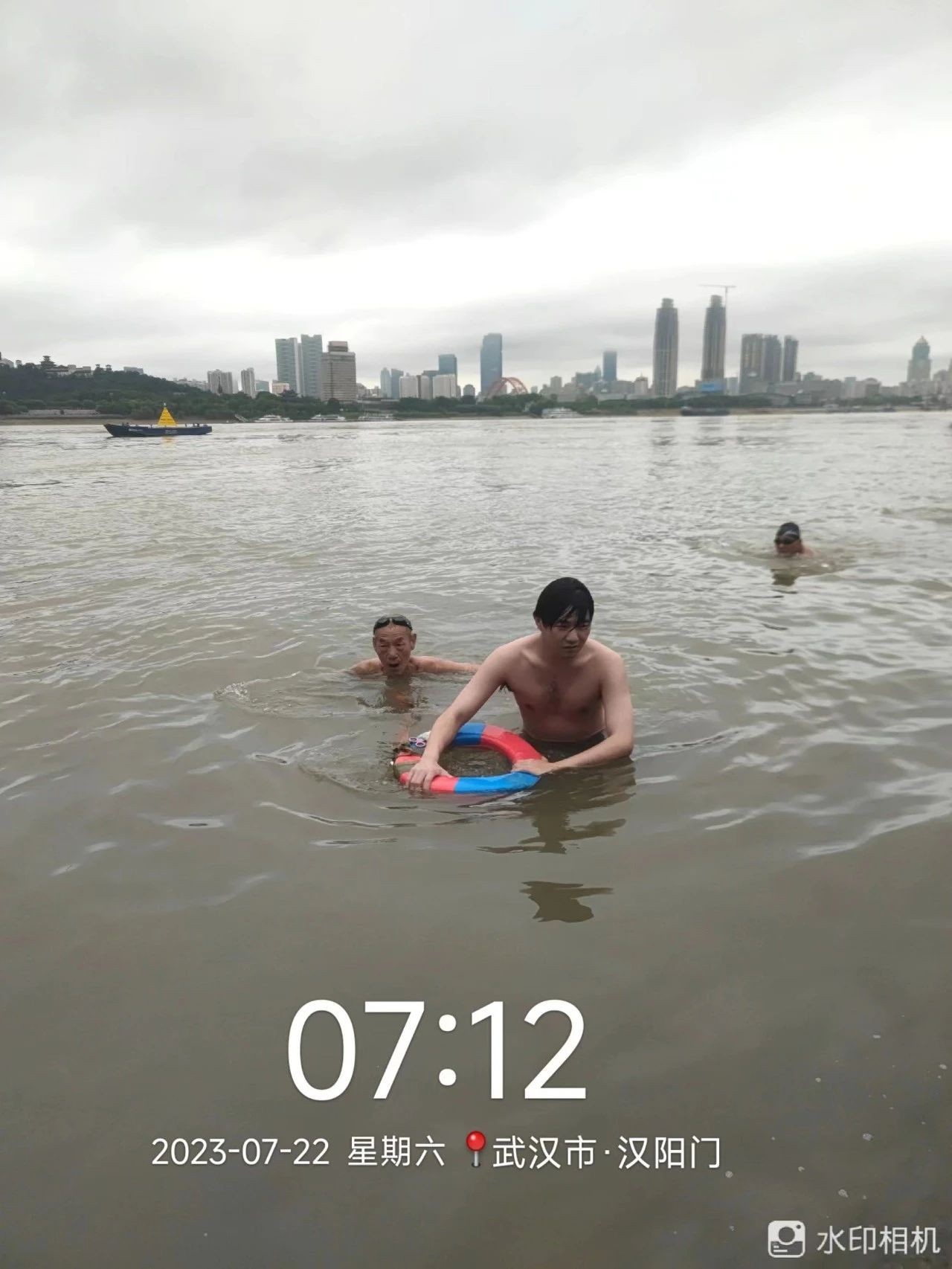 有人呼救！76岁老人冲入长江，救起20多岁小伙