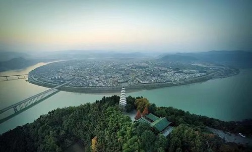 行程万里风正劲 重任千钧再奋蹄 行程万里风正劲 重任千钧再奋蹄