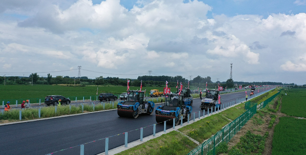 江蘇高速公路建設(shè)用上“無(wú)人攤鋪碾壓”黑科技 江蘇高速公路建設(shè)用上“無(wú)人攤鋪碾壓”黑科技