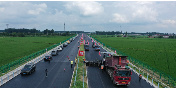 江蘇高速公路建設(shè)用上“無(wú)人攤鋪碾壓”黑科技 江蘇高速公路建設(shè)用上“無(wú)人攤鋪碾壓”黑科技