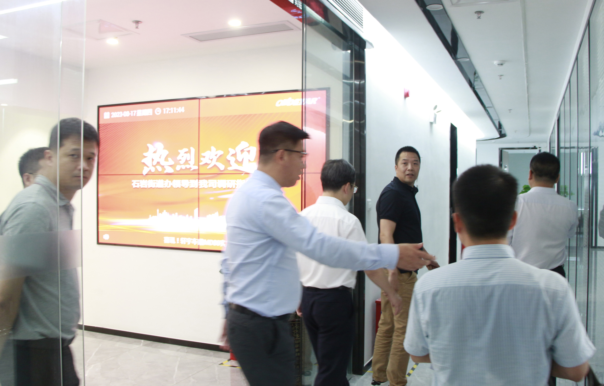 深圳市宝安区石岩街道办领导一行莅临我司调研指导工作