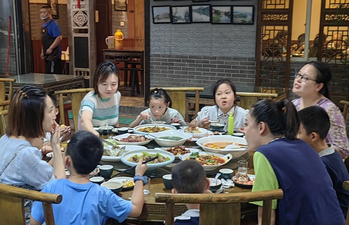 出征入闽又返川 事业有成儿女全 出征入闽又返川 事业有成儿女全