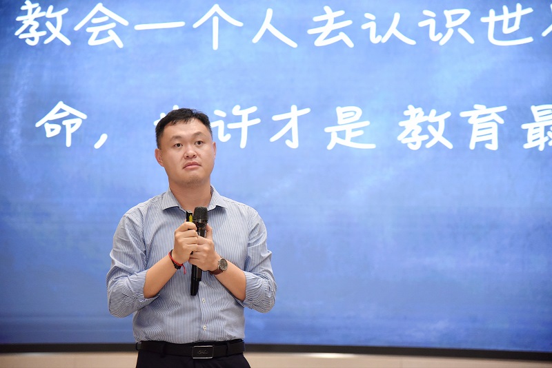 我校举行新老师入职培训,每天四拜孔子! 我校举行新老师入职培训,每天四拜孔子!