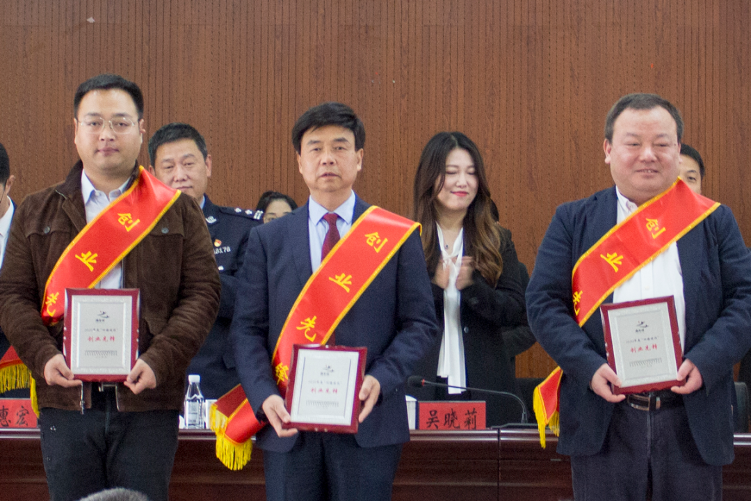 热烈庆祝苏州轰天炮光电科技有限公司荣获 《2020年度苏州优秀创新型企业》《2020年度四镇建设创业先锋》的先进称号 热烈庆祝苏州轰天炮光电科技有限公司荣获 《2020年度苏州优秀创新型企业》《2020年度四镇建设创业先锋》的先进称号
