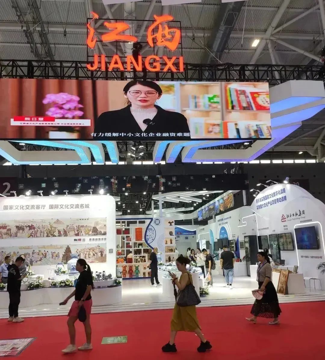 轰天炮投影仪亮相第十九届中国(深圳)国际文化产业博览交易会 轰天炮投影仪亮相第十九届中国(深圳)国际文化产业博览交易会