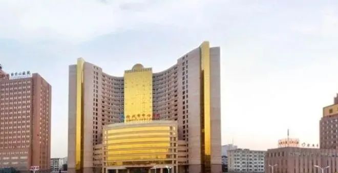 医院大楼金色像娱乐会所?院方回应：白色单调，不利于病人恢复！
