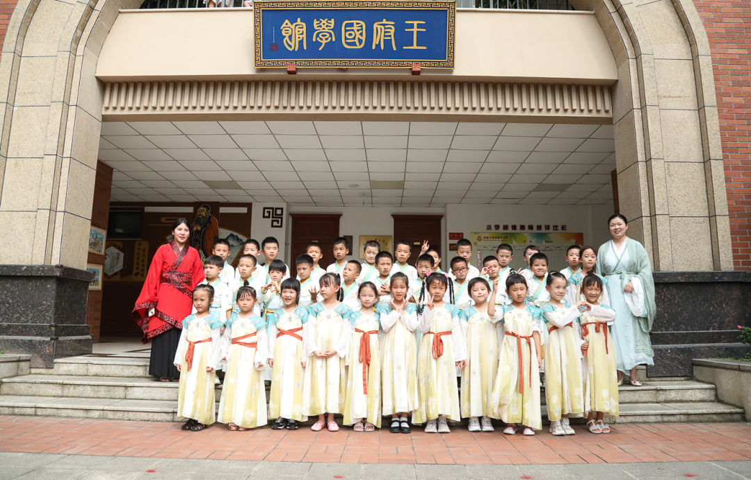 开笔启蒙,慧悦人生——成都王府一年级新生入学开笔礼 开笔启蒙,慧悦人生——成都王府一年级新生入学开笔礼