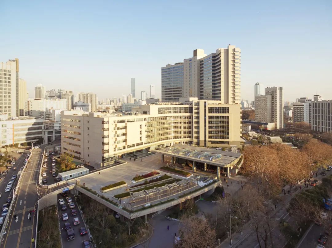 大型综合医院门急诊病房综合楼的结构施工、管线和设备布置如何进行管理？