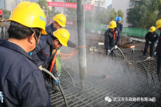 機(jī)場路高架工程首聯(lián)現(xiàn)澆箱梁順利澆筑 機(jī)場路高架工程首聯(lián)現(xiàn)澆箱梁順利澆筑