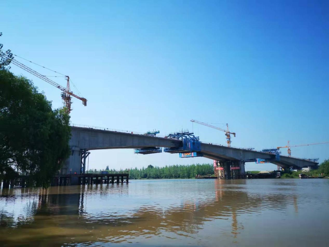 【學(xué)黨史永遠(yuǎn)跟黨走 三比三賽創(chuàng)佳績】路橋公司公安項(xiàng)目虎渡河特大橋右幅順利合攏,工程關(guān)鍵節(jié)點(diǎn)取得重大進(jìn)展 【學(xué)黨史永遠(yuǎn)跟黨走 三比三賽創(chuàng)佳績】路橋公司公安項(xiàng)目虎渡河特大橋右幅順利合攏,工程關(guān)鍵節(jié)點(diǎn)取得重大進(jìn)展
