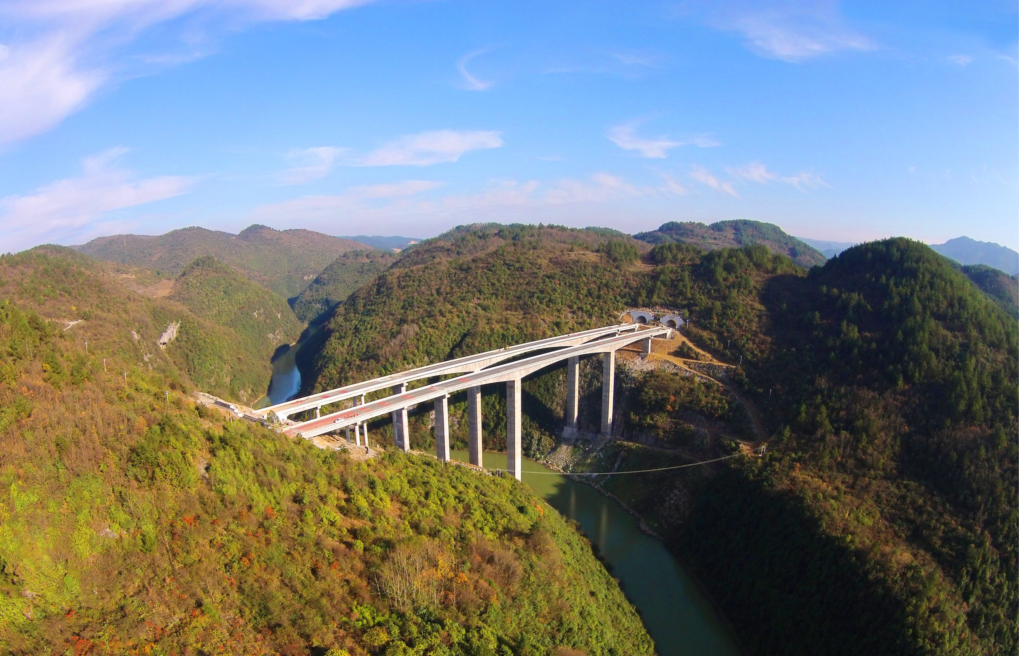 利川至萬(wàn)州高速公路湖北段路面工程施工LWLM-1標(biāo)段 利川至萬(wàn)州高速公路湖北段路面工程施工LWLM-1標(biāo)段