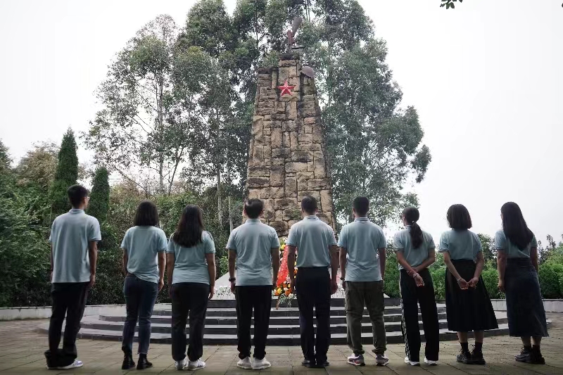 传承红色基因，坚定理想信念——记成都市温江区王府外国语学校主题党日活动