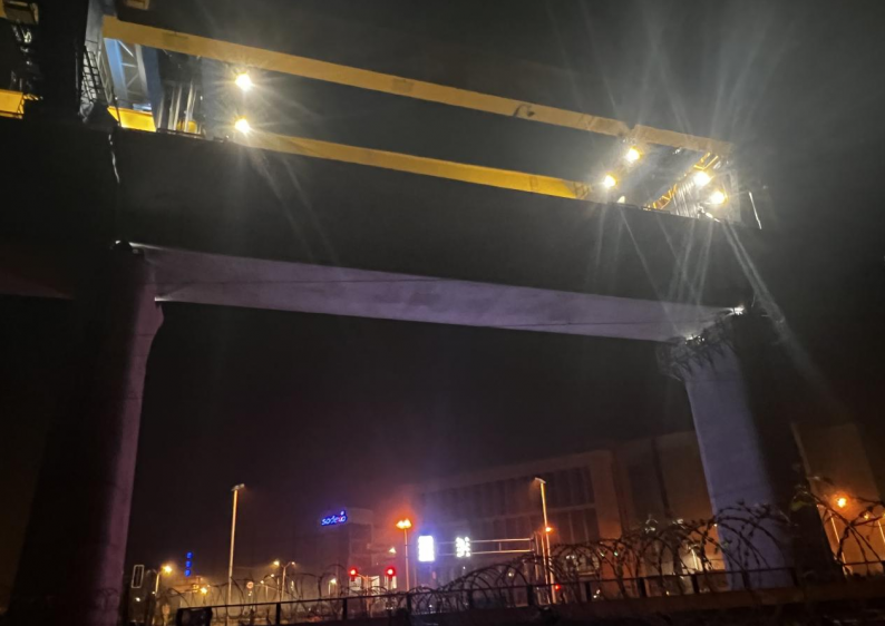 中鐵一局滬蘇湖鐵路架梁施工跨過滬昆鐵路既有線 中鐵一局滬蘇湖鐵路架梁施工跨過滬昆鐵路既有線
