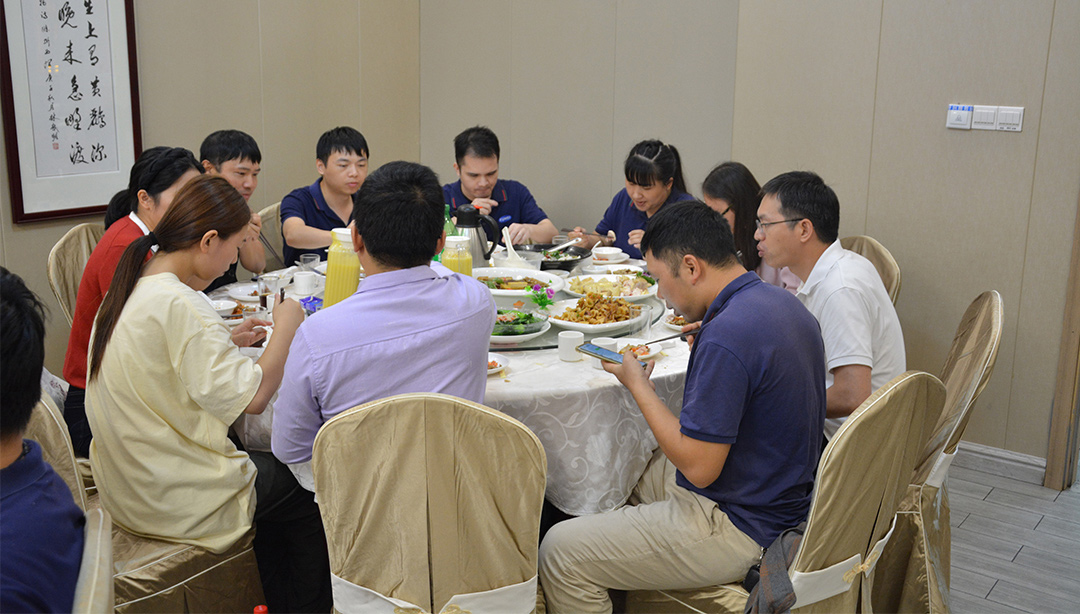 相聚相伴,團結友愛 |富唯智能10月團建聚餐 相聚相伴,團結友愛 |富唯智能10月團建聚餐
