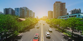 公路建設(shè)安全：識(shí)別潛在的安全風(fēng)險(xiǎn)因素，如地質(zhì)條件、氣候因素、交通流量等