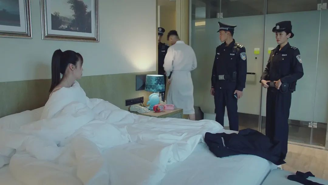 八案并行的《巡回檢察組》,來聊一聊劇中燒腦的“法律?!? title=