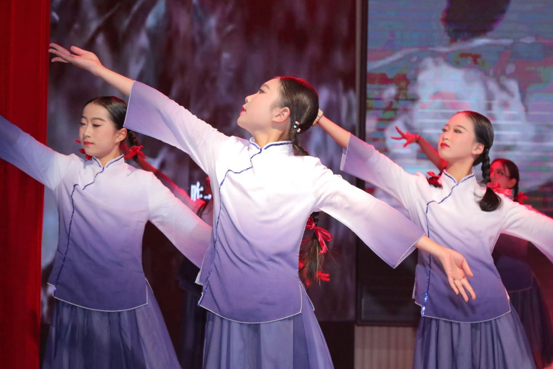 繁荣兴“王” ，龙腾“府”跃——成都王府外国语学校2024新年音乐盛典圆满举行