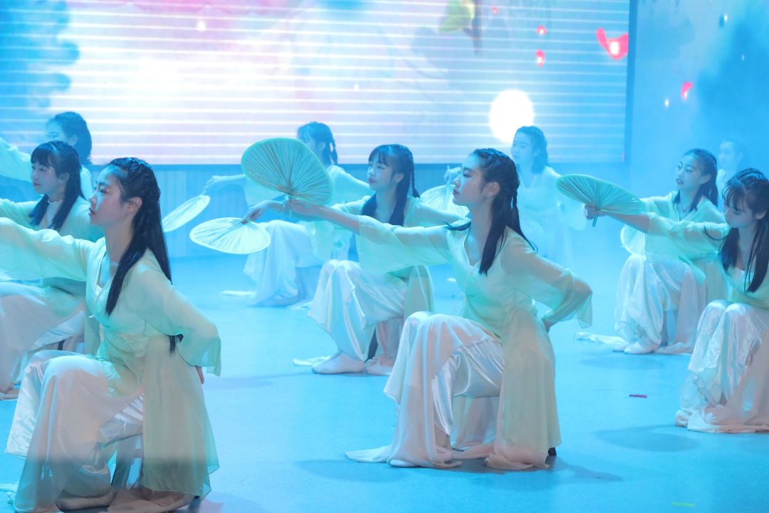 繁荣兴“王” ，龙腾“府”跃——成都王府外国语学校2024新年音乐盛典圆满举行