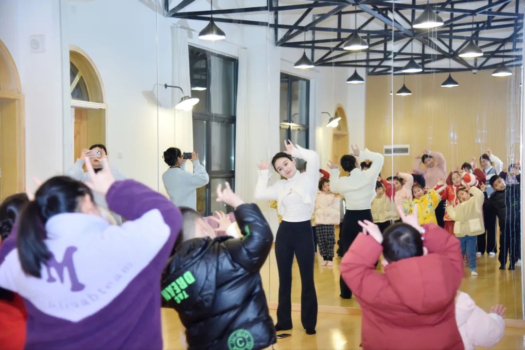 携手共进!高中部为教师子女举行迎新春活动 携手共进!高中部为教师子女举行迎新春活动