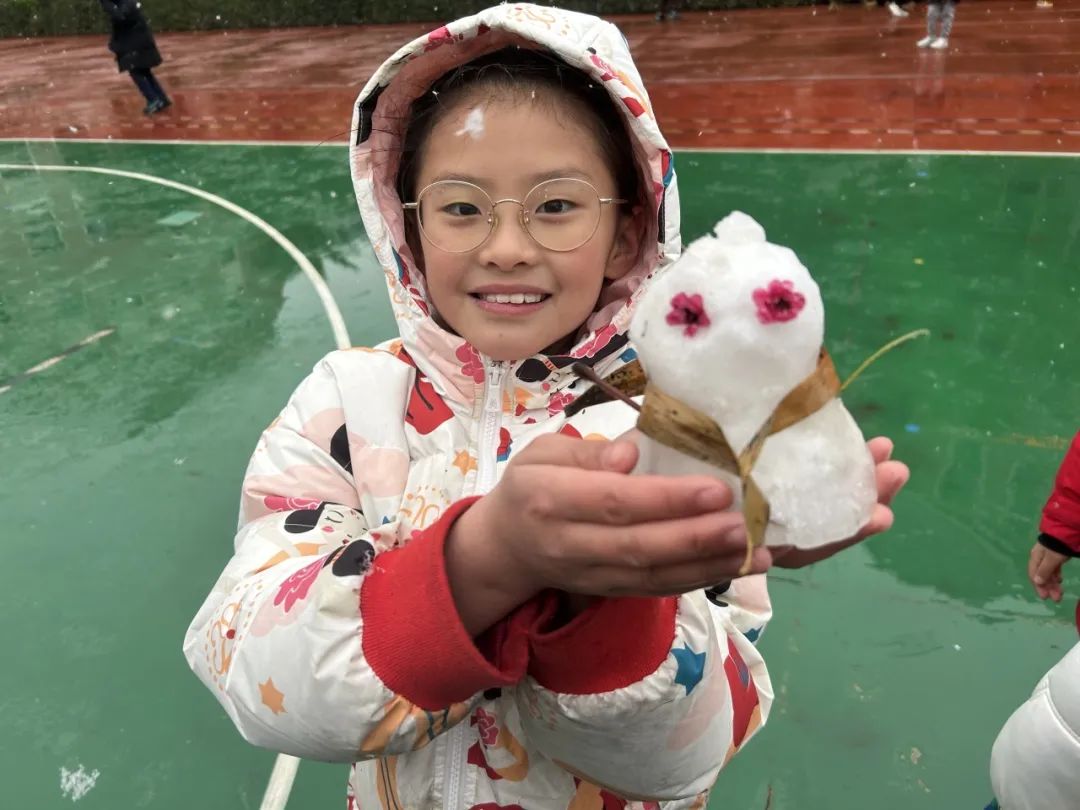 下雪啦，下雪啦！邀请朋友们欣赏新川蓝花楹校园里的雪景。 
