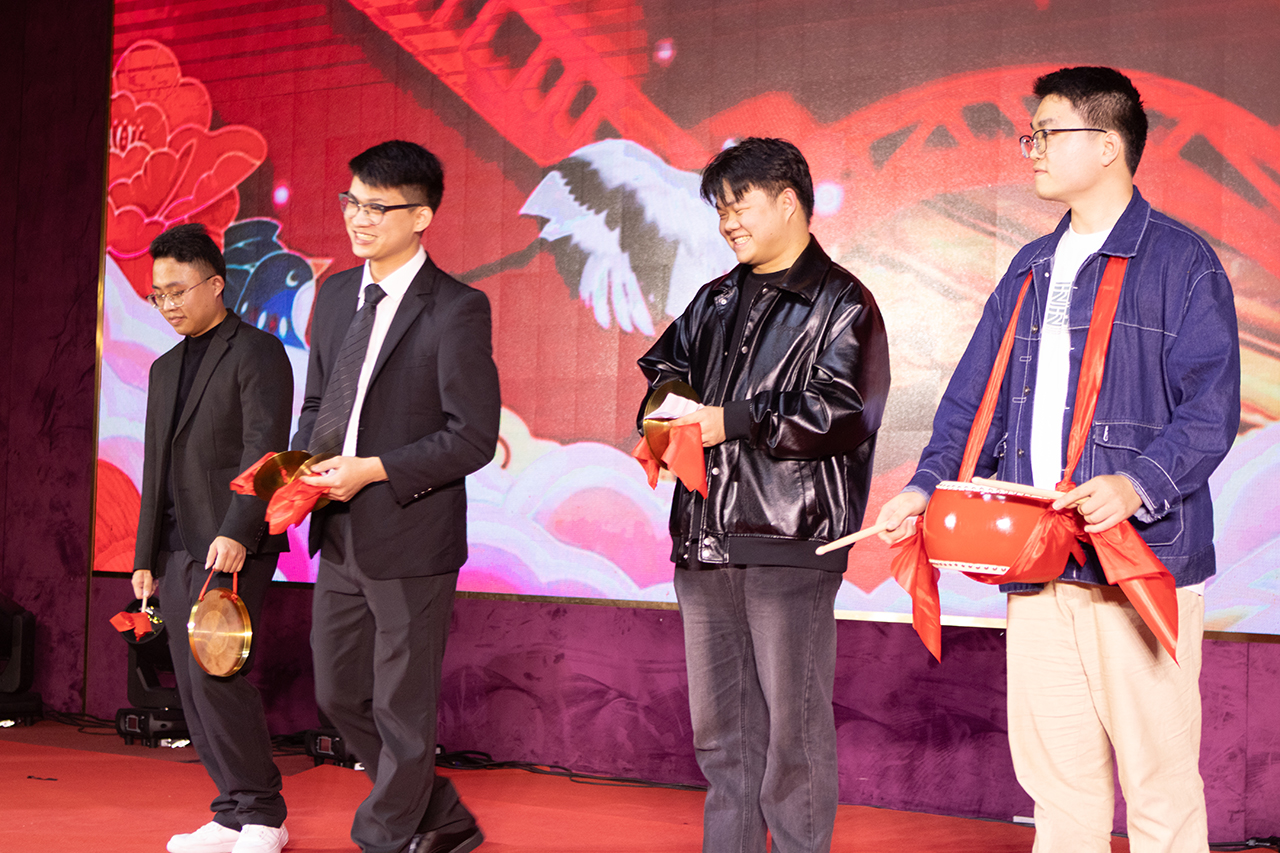 凝心聚力 再创辉煌 | 2024“成长 精耕 开拓”轩宇车鼎年度盛典暨员工表彰大会隆重召开 凝心聚力 再创辉煌 | 2024“成长 精耕 开拓”轩宇车鼎年度盛典暨员工表彰大会隆重召开