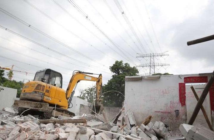 村民违法建设房屋占用了一半耕地和一半宅基地，由谁查处？
