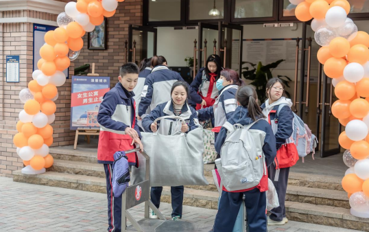 新川初中部师生,扬鞭新征程,奋斗正青春 新川初中部师生,扬鞭新征程,奋斗正青春