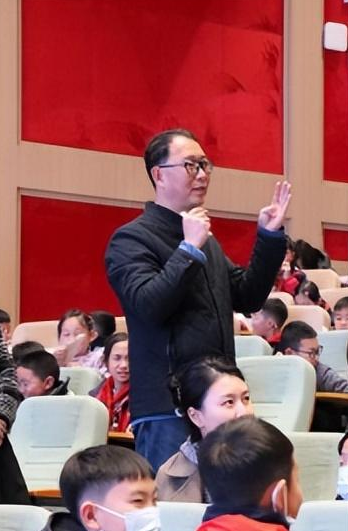知名作家进校园,微光耀星海,书香润新川! 知名作家进校园,微光耀星海,书香润新川!