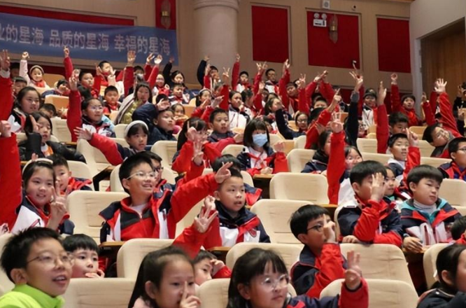 知名作家进校园,微光耀星海,书香润新川! 知名作家进校园,微光耀星海,书香润新川!