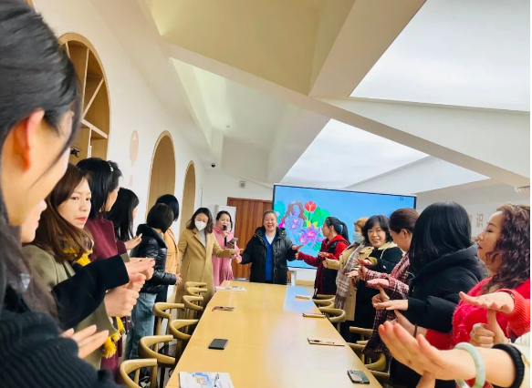 高中部“新与心”家长课堂(6)——育繁花盛放,让幸福生长 高中部“新与心”家长课堂(6)——育繁花盛放,让幸福生长