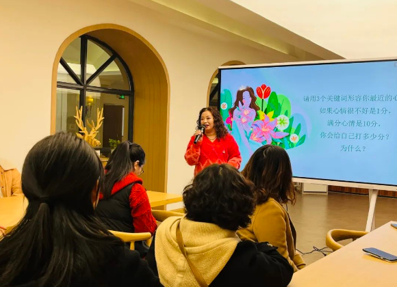 高中部“新与心”家长课堂(6)——育繁花盛放,让幸福生长 高中部“新与心”家长课堂(6)——育繁花盛放,让幸福生长
