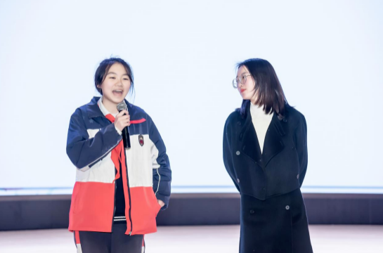 青春期，如何与异性交往？小杜姐姐为八年级学生举办讲座