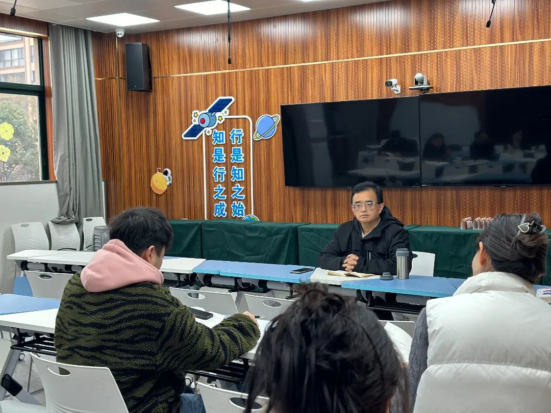 腹有诗书气自华，读书万卷始通神——刘旭名师工作室《高手教师》读书分享活动