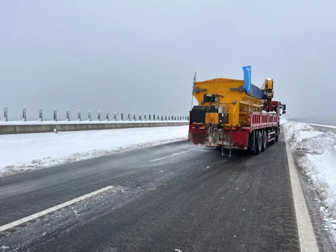 武大高速全員出擊,抗擊風(fēng)雪保通暢! 武大高速全員出擊,抗擊風(fēng)雪保通暢!