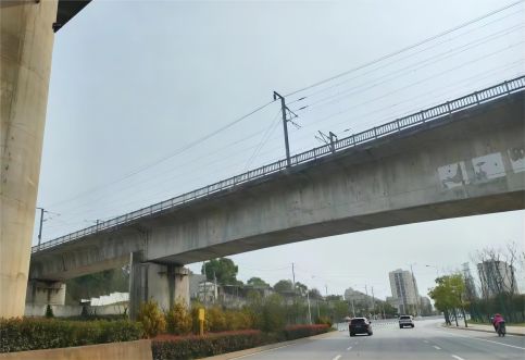 **長沙鐵路安全評(píng)價(jià)關(guān)注細(xì)節(jié)** 長沙鐵路的安全評(píng)價(jià)工作,不僅要從宏觀角度考慮整體的安全狀況,更需要從微觀細(xì)節(jié)入手,以確保各項(xiàng)安全工作的落實(shí)到位。以下是在進(jìn)行長沙鐵路安全評(píng)價(jià)時(shí)應(yīng)當(dāng)關(guān)注的幾個(gè)細(xì)節(jié)方面: 1. **基礎(chǔ)工作建設(shè)**: * 細(xì)致檢查鐵路線路、橋梁、隧道等基礎(chǔ)設(shè)施的日常維護(hù)記錄,確?;A(chǔ)設(shè)施的完好性。 * 評(píng)估安全標(biāo)識(shí)、警示牌的設(shè)置是否規(guī)范、醒目,能否有效提醒工作人員和乘客注意安全。 * 檢查鐵路沿線的安全防護(hù)設(shè)施,如護(hù)欄、防護(hù)網(wǎng)等是否齊全、牢固。 2. **環(huán)境問題隱患**: * 對(duì)鐵路沿線的地質(zhì)環(huán)境進(jìn)行詳細(xì)勘查,識(shí)別潛在的滑坡、泥石流等自然災(zāi)害風(fēng)險(xiǎn)點(diǎn)。 * 評(píng)估鐵路周邊的生態(tài)環(huán)境,特別是植被覆蓋情況,以防止因環(huán)境變化引發(fā)的安全事故。 * 監(jiān)測鐵路周邊的氣象條件,如風(fēng)速、風(fēng)向、降雨量等,以預(yù)防極端天氣對(duì)鐵路安全的影響。 3. **業(yè)務(wù)培訓(xùn)實(shí)施**: * 檢查鐵路工作人員的業(yè)務(wù)培訓(xùn)計(jì)劃和實(shí)施情況,確保員工具備相應(yīng)的專業(yè)技能和操作經(jīng)驗(yàn)。 * 評(píng)估員工的安全意識(shí),通過模擬演練、知識(shí)競賽等方式檢驗(yàn)員工的應(yīng)急處理能力。 * 定期對(duì)員工進(jìn)行安全知識(shí)和技能的考核,確保培訓(xùn)效果。 4. **宣傳教育效果**: * 評(píng)估鐵路部門對(duì)乘客和沿線居民的安全宣傳教育工作,如宣傳冊、安全標(biāo)語、宣傳車等。 * 通過問卷調(diào)查、訪談等方式了解乘客和居民對(duì)安全知識(shí)的掌握程度,以評(píng)估宣傳教育的效果。 * 創(chuàng)新宣傳方式,利用新媒體、社交平臺(tái)等渠道擴(kuò)大宣傳覆蓋面,提高公眾的安全意識(shí)。 5. **安全事故處理**: * 建立完善的安全事故報(bào)告和處理機(jī)制,確保事故得到及時(shí)、有效的處理。 * 對(duì)發(fā)生的安全事故進(jìn)行深入分析,找出事故原因和責(zé)任人,防止類似事故的再次發(fā)生。 * 加強(qiáng)與相關(guān)部門的溝通協(xié)調(diào),形成合力,共同應(yīng)對(duì)鐵路安全事故。 6. **優(yōu)秀鄉(xiāng)鎮(zhèn)評(píng)選**: * 在鐵路沿線開展優(yōu)秀鄉(xiāng)鎮(zhèn)評(píng)選活動(dòng),表彰在安全管理和隱患排查方面表現(xiàn)突出的鄉(xiāng)鎮(zhèn)。 * 通過評(píng)選活動(dòng)推廣先進(jìn)的安全管理經(jīng)驗(yàn)和做法,推動(dòng)鐵路安全水平的整體提升。 * 鼓勵(lì)鄉(xiāng)鎮(zhèn)之間互相學(xué)習(xí)、交流,共同構(gòu)建鐵路安全管理的長效機(jī)制。 7. **專家評(píng)估團(tuán)隊(duì)**: * 組建由鐵路安全專家組成的評(píng)估團(tuán)隊(duì),對(duì)長沙鐵路的安全狀況進(jìn)行全面、深入的評(píng)估。 * 充分發(fā)揮專家的專業(yè)優(yōu)勢,提出針對(duì)性的改進(jìn)建議和措施。 * 建立與專家團(tuán)隊(duì)的定期溝通機(jī)制,確保評(píng)估結(jié)果和建議得到及時(shí)、有效的落實(shí)。 8. **系統(tǒng)測試及評(píng)議**: * 對(duì)鐵路的安全管理系統(tǒng)進(jìn)行定期測試和評(píng)估,檢查系統(tǒng)的穩(wěn)定性和可靠性。 * 對(duì)系統(tǒng)存在的問題和不足進(jìn)行及時(shí)改進(jìn)和優(yōu)化,提高系統(tǒng)的運(yùn)行效率和管理水平。 * 通過評(píng)議機(jī)制收集用戶對(duì)系統(tǒng)的反饋和建議,不斷完善系統(tǒng)功能和服務(wù)質(zhì)量。 通過對(duì)以上細(xì)節(jié)的關(guān)注和落實(shí),可以進(jìn)一步提升長沙鐵路的安全管理水平,確保鐵路的安全運(yùn)營和乘客的出行安全。同時(shí),也為鐵路行業(yè)的可持續(xù)發(fā)展和現(xiàn)代化建設(shè)提供有力保障。 **長沙鐵路安全評(píng)價(jià)關(guān)注細(xì)節(jié)** 長沙鐵路的安全評(píng)價(jià)工作,不僅要從宏觀角度考慮整體的安全狀況,更需要從微觀細(xì)節(jié)入手,以確保各項(xiàng)安全工作的落實(shí)到位。以下是在進(jìn)行長沙鐵路安全評(píng)價(jià)時(shí)應(yīng)當(dāng)關(guān)注的幾個(gè)細(xì)節(jié)方面: 1. **基礎(chǔ)工作建設(shè)**: * 細(xì)致檢查鐵路線路、橋梁、隧道等基礎(chǔ)設(shè)施的日常維護(hù)記錄,確?;A(chǔ)設(shè)施的完好性。 * 評(píng)估安全標(biāo)識(shí)、警示牌的設(shè)置是否規(guī)范、醒目,能否有效提醒工作人員和乘客注意安全。 * 檢查鐵路沿線的安全防護(hù)設(shè)施,如護(hù)欄、防護(hù)網(wǎng)等是否齊全、牢固。 2. **環(huán)境問題隱患**: * 對(duì)鐵路沿線的地質(zhì)環(huán)境進(jìn)行詳細(xì)勘查,識(shí)別潛在的滑坡、泥石流等自然災(zāi)害風(fēng)險(xiǎn)點(diǎn)。 * 評(píng)估鐵路周邊的生態(tài)環(huán)境,特別是植被覆蓋情況,以防止因環(huán)境變化引發(fā)的安全事故。 * 監(jiān)測鐵路周邊的氣象條件,如風(fēng)速、風(fēng)向、降雨量等,以預(yù)防極端天氣對(duì)鐵路安全的影響。 3. **業(yè)務(wù)培訓(xùn)實(shí)施**: * 檢查鐵路工作人員的業(yè)務(wù)培訓(xùn)計(jì)劃和實(shí)施情況,確保員工具備相應(yīng)的專業(yè)技能和操作經(jīng)驗(yàn)。 * 評(píng)估員工的安全意識(shí),通過模擬演練、知識(shí)競賽等方式檢驗(yàn)員工的應(yīng)急處理能力。 * 定期對(duì)員工進(jìn)行安全知識(shí)和技能的考核,確保培訓(xùn)效果。 4. **宣傳教育效果**: * 評(píng)估鐵路部門對(duì)乘客和沿線居民的安全宣傳教育工作,如宣傳冊、安全標(biāo)語、宣傳車等。 * 通過問卷調(diào)查、訪談等方式了解乘客和居民對(duì)安全知識(shí)的掌握程度,以評(píng)估宣傳教育的效果。 * 創(chuàng)新宣傳方式,利用新媒體、社交平臺(tái)等渠道擴(kuò)大宣傳覆蓋面,提高公眾的安全意識(shí)。 5. **安全事故處理**: * 建立完善的安全事故報(bào)告和處理機(jī)制,確保事故得到及時(shí)、有效的處理。 * 對(duì)發(fā)生的安全事故進(jìn)行深入分析,找出事故原因和責(zé)任人,防止類似事故的再次發(fā)生。 * 加強(qiáng)與相關(guān)部門的溝通協(xié)調(diào),形成合力,共同應(yīng)對(duì)鐵路安全事故。 6. **優(yōu)秀鄉(xiāng)鎮(zhèn)評(píng)選**: * 在鐵路沿線開展優(yōu)秀鄉(xiāng)鎮(zhèn)評(píng)選活動(dòng),表彰在安全管理和隱患排查方面表現(xiàn)突出的鄉(xiāng)鎮(zhèn)。 * 通過評(píng)選活動(dòng)推廣先進(jìn)的安全管理經(jīng)驗(yàn)和做法,推動(dòng)鐵路安全水平的整體提升。 * 鼓勵(lì)鄉(xiāng)鎮(zhèn)之間互相學(xué)習(xí)、交流,共同構(gòu)建鐵路安全管理的長效機(jī)制。 7. **專家評(píng)估團(tuán)隊(duì)**: * 組建由鐵路安全專家組成的評(píng)估團(tuán)隊(duì),對(duì)長沙鐵路的安全狀況進(jìn)行全面、深入的評(píng)估。 * 充分發(fā)揮專家的專業(yè)優(yōu)勢,提出針對(duì)性的改進(jìn)建議和措施。 * 建立與專家團(tuán)隊(duì)的定期溝通機(jī)制,確保評(píng)估結(jié)果和建議得到及時(shí)、有效的落實(shí)。 8. **系統(tǒng)測試及評(píng)議**: * 對(duì)鐵路的安全管理系統(tǒng)進(jìn)行定期測試和評(píng)估,檢查系統(tǒng)的穩(wěn)定性和可靠性。 * 對(duì)系統(tǒng)存在的問題和不足進(jìn)行及時(shí)改進(jìn)和優(yōu)化,提高系統(tǒng)的運(yùn)行效率和管理水平。 * 通過評(píng)議機(jī)制收集用戶對(duì)系統(tǒng)的反饋和建議,不斷完善系統(tǒng)功能和服務(wù)質(zhì)量。 通過對(duì)以上細(xì)節(jié)的關(guān)注和落實(shí),可以進(jìn)一步提升長沙鐵路的安全管理水平,確保鐵路的安全運(yùn)營和乘客的出行安全。同時(shí),也為鐵路行業(yè)的可持續(xù)發(fā)展和現(xiàn)代化建設(shè)提供有力保障。