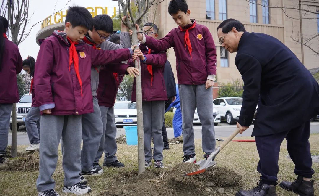 春光无限好，奋斗正当时——请您查收成都王府三月校长来信