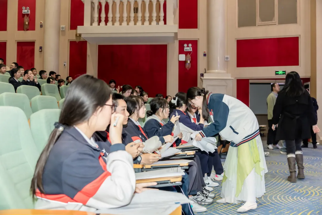 自导自演 初中部学生举办“励志歌会”,歌唱春天 自导自演 初中部学生举办“励志歌会”,歌唱春天