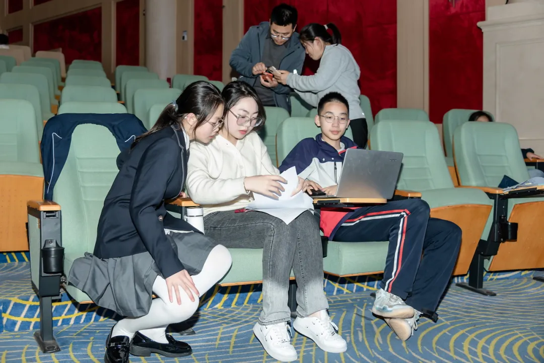 自导自演 初中部学生举办“励志歌会”,歌唱春天 自导自演 初中部学生举办“励志歌会”,歌唱春天