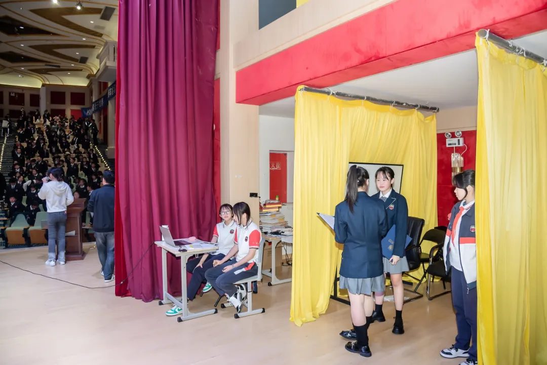 自导自演 初中部学生举办“励志歌会”,歌唱春天 自导自演 初中部学生举办“励志歌会”,歌唱春天