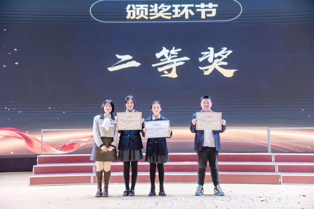 自导自演  初中部学生举办“励志歌会”，歌唱春天