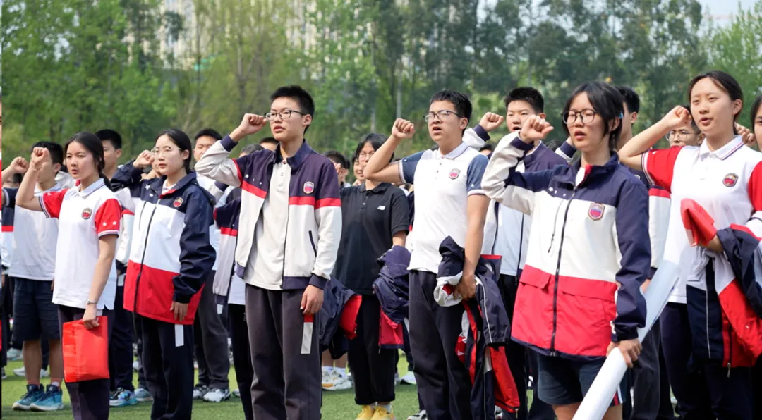 初三学生举行中考倒计时60天励志活动 初三学生举行中考倒计时60天励志活动